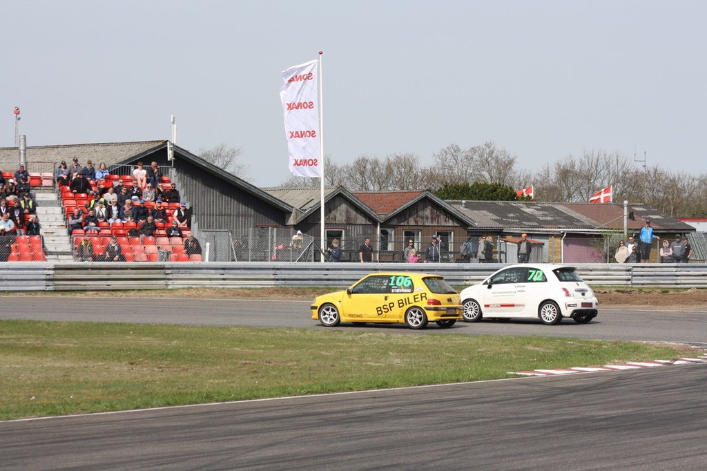Jørn Støvring i den gule Peugeot 106 GTI med Rudi Larsen i sin Fiat 500 næsten side om side
(Foto: Agnes S)